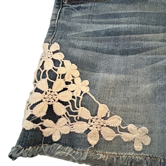 Earl Jean Cutoffs Shorts Lace Trim Dark Blue Wash  Whiskering Stretchy Size 6 EC - Picture 2 of 5